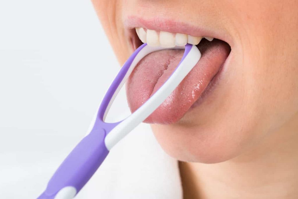 Schlechter Mundgeruch- Ursachen und Behandlung, z. B. durch Zungenreinigung mit dem Zungenschaber