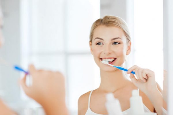 Perfekte Zahnpflege: Tipps für schöne Zähne und gesunde Implantate