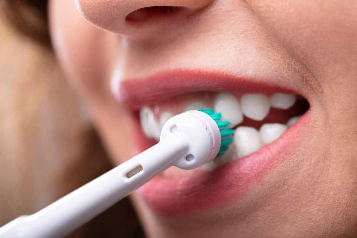 Implantat-Hygiene für das Zahnimplantat: Zähne putzen mit der elektrischen Zahnbürste