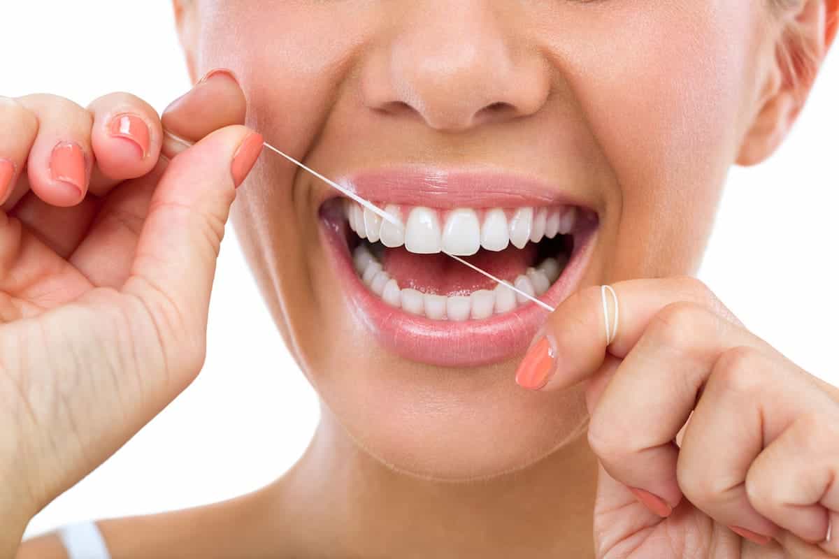 Implantat-Hygiene für das Zahnimplantat: Fädeln
